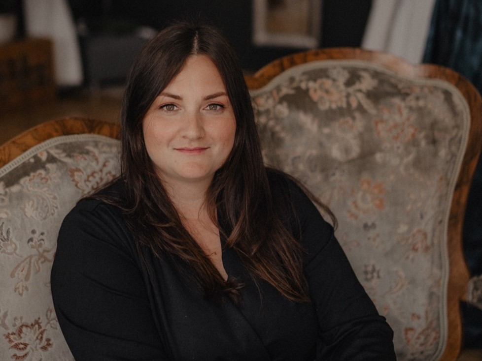 Melissa Sigl, Gründerin von LIELISTK, auf einem Sofa sitzend